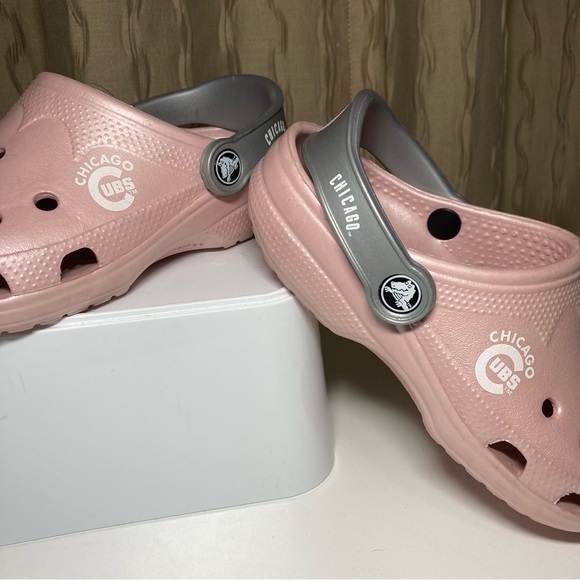 Crocs Chicago Cubs Pink Women's 4-5 XS Classic Clogs Pink Silver Unisex NWOT - Picture 11 of 15